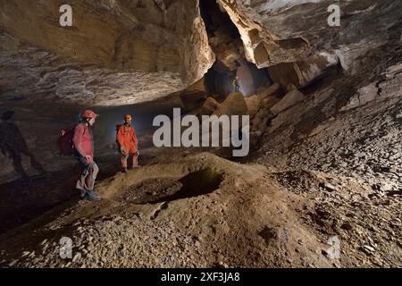 Expédition de spéléologie pour explorer les grottes du maître-système Tongzi dans le nord du comté de Wulong, province de Chongqing en Chine Banque D'Images