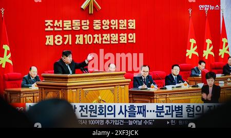 Séoul, Corée du Sud. 01 juillet 2024. Une émission télévisée Yonhapnews diffusée 24 heures sur 24 à la gare de Yongsan à Séoul montre que le dirigeant nord-coréen Kim Jong un tient la 10e session plénière du 8e Comité central du Parti des travailleurs. Le troisième jour de la 10ème réunion plénière du 8ème Comité central du WPK a eu lieu le 30 juin 'pour élaborer des mesures détaillées et pratiques pour remplir avec succès les tâches pour 2024', a déclaré l'Agence centrale de presse coréenne (KCNA). (Photo de Kim Jae-Hwan/SOPA images/Sipa USA) crédit : Sipa USA/Alamy Live News Banque D'Images