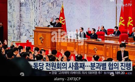 Séoul, Corée du Sud. 01 juillet 2024. Une émission télévisée Yonhapnews diffusée 24 heures sur 24 à la gare de Yongsan à Séoul montre que le dirigeant nord-coréen Kim Jong un tient la 10e session plénière du 8e Comité central du Parti des travailleurs. Le troisième jour de la 10ème réunion plénière du 8ème Comité central du WPK a eu lieu le 30 juin 'pour élaborer des mesures détaillées et pratiques pour remplir avec succès les tâches pour 2024', a déclaré l'Agence centrale de presse coréenne (KCNA). (Photo de Kim Jae-Hwan/SOPA images/Sipa USA) crédit : Sipa USA/Alamy Live News Banque D'Images