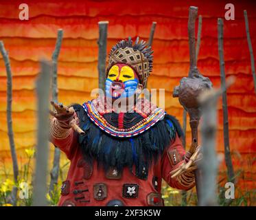 Richmond upon Thames, Londres, Royaume-Uni. Le plus grand salon de fleurs au monde, le RHS Hampton court Palace Garden Festival, ouvre le 2-7 juillet 2024. Image : le jardin anniversaire du Roi Lion conçu par Juliet Sargeant a été créé pour célébrer le 25e anniversaire du Roi Lion de Disney à Londres. Vedette du spectacle West End, Thenjiwe Nofemele, se produit en costume complet dans le jardin. Crédit : Malcolm Park/Alamy Live News Banque D'Images