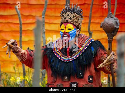 Richmond upon Thames, Londres, Royaume-Uni. Le plus grand salon de fleurs au monde, le RHS Hampton court Palace Garden Festival, ouvre le 2-7 juillet 2024. Image : le jardin anniversaire du Roi Lion conçu par Juliet Sargeant a été créé pour célébrer le 25e anniversaire du Roi Lion de Disney à Londres. Vedette du spectacle West End, Thenjiwe Nofemele, se produit en costume complet dans le jardin. Crédit : Malcolm Park/Alamy Live News Banque D'Images