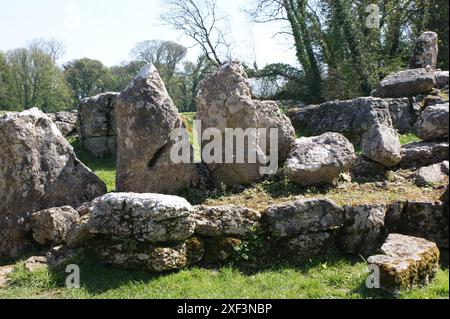 DIN Lligwy les restes de huttes vieillies en fer près de la côte d'Anglesey près de Moelfre, au nord du pays de Galles Banque D'Images