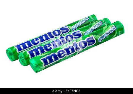 Hambourg, Allemagne - juin 29 2024 : 3 Mentos Spearmint Chewy Dragees isolés sur fond blanc Banque D'Images