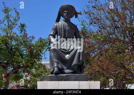 Portugal, Lagos, 11.06.2024 Lagos ist eine Stadt in der Algarve im Sueden Portugals. SIE ist fuer ihre Altstadt mit Stadtmauer, ihre Klippen und ihre Atlantikstraende bekannt. Foto : statue von Heinrich der Seefahrer Stadt Lagos *** Portugal, Lagos, 11 06 2024 Lagos est une ville de l'Algarve, dans le sud du Portugal, connue pour sa vieille ville avec ses remparts, ses falaises et ses plages atlantiques photo Statue d'Henri la Cité des navigateurs de Lagos Banque D'Images