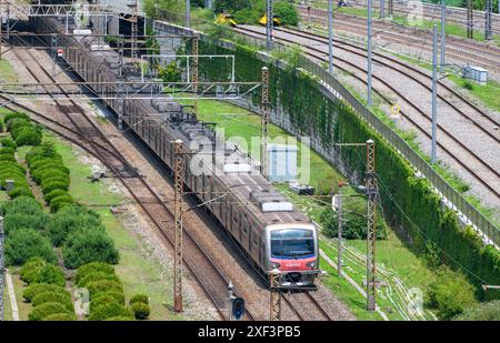 Séoul, Corée du Sud. 01 juillet 2024. Le train sud-coréen passe entre la gare de Séoul et la gare de Yongsan sur une voie ferrée installée dans le centre de Séoul. Le chemin de fer installé dans le centre de Séoul passe à la minute en raison de l'augmentation du volume de trafic de nombreux trains à grande vitesse et de divers trains. Crédit : SOPA images Limited/Alamy Live News Banque D'Images