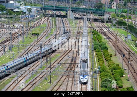 Séoul, Corée du Sud. 01 juillet 2024. Le train sud-coréen passe entre la gare de Séoul et la gare de Yongsan sur une voie ferrée installée dans le centre de Séoul. Le chemin de fer installé dans le centre de Séoul passe à la minute en raison de l'augmentation du volume de trafic de nombreux trains à grande vitesse et de divers trains. Crédit : SOPA images Limited/Alamy Live News Banque D'Images