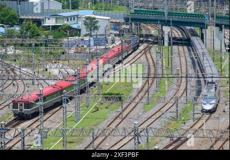 Séoul, Corée du Sud. 01 juillet 2024. Le train sud-coréen passe entre la gare de Séoul et la gare de Yongsan sur une voie ferrée installée dans le centre de Séoul. Le chemin de fer installé dans le centre de Séoul passe à la minute en raison de l'augmentation du volume de trafic de nombreux trains à grande vitesse et de divers trains. Crédit : SOPA images Limited/Alamy Live News Banque D'Images