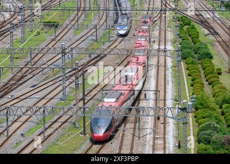 Séoul, Corée du Sud. 01 juillet 2024. Le train sud-coréen passe entre la gare de Séoul et la gare de Yongsan sur une voie ferrée installée dans le centre de Séoul. Le chemin de fer installé dans le centre de Séoul passe à la minute en raison de l'augmentation du volume de trafic de nombreux trains à grande vitesse et de divers trains. Crédit : SOPA images Limited/Alamy Live News Banque D'Images