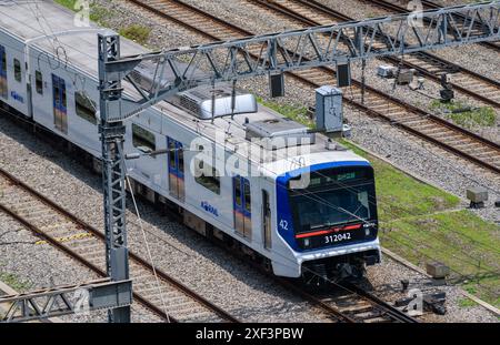 Séoul, Corée du Sud. 01 juillet 2024. Le train sud-coréen passe entre la gare de Séoul et la gare de Yongsan sur une voie ferrée installée dans le centre de Séoul. Le chemin de fer installé dans le centre de Séoul passe à la minute en raison de l'augmentation du volume de trafic de nombreux trains à grande vitesse et de divers trains. Crédit : SOPA images Limited/Alamy Live News Banque D'Images