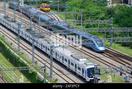 Séoul, Corée du Sud. 01 juillet 2024. Le train sud-coréen passe entre la gare de Séoul et la gare de Yongsan sur une voie ferrée installée dans le centre de Séoul. Le chemin de fer installé dans le centre de Séoul passe à la minute en raison de l'augmentation du volume de trafic de nombreux trains à grande vitesse et de divers trains. Crédit : SOPA images Limited/Alamy Live News Banque D'Images