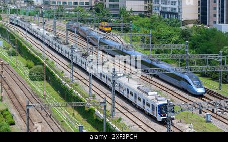 Séoul, Corée du Sud. 01 juillet 2024. Le train sud-coréen passe entre la gare de Séoul et la gare de Yongsan sur une voie ferrée installée dans le centre de Séoul. Le chemin de fer installé dans le centre de Séoul passe à la minute en raison de l'augmentation du volume de trafic de nombreux trains à grande vitesse et de divers trains. Crédit : SOPA images Limited/Alamy Live News Banque D'Images