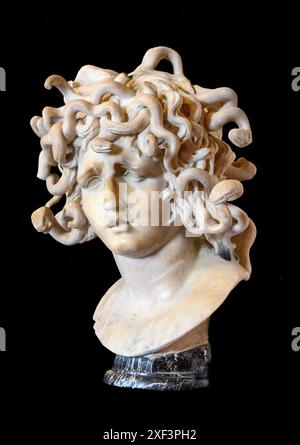 Buste de la Méduse du milieu du XVIIe siècle de la mythologie grecque, par Gianlorenzo Bernini au Musée Capitole, Rome, Italie Banque D'Images