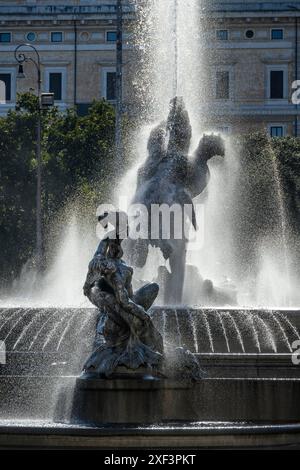 La fontaine des Naiades dans le centre de la Piazza della Repubblica, Rome, Italie. Banque D'Images