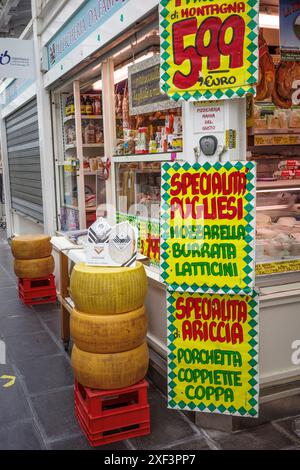 Fromages Parmigiano-Reggiano exposés à l'extérieur d'une épicerie fine sur le marché Testaccio, Rome, Italie. Banque D'Images