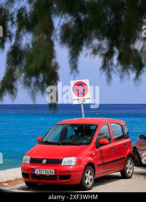 Voiture garée devant aucun panneau de stationnement, Livadia, Tilos, îles du Dodécanèse, sud de la mer Égée, Grèce. Banque D'Images