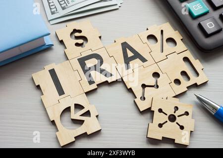 Pièces du puzzle financier et l'acronyme IRA Individual Retirement Account Banque D'Images