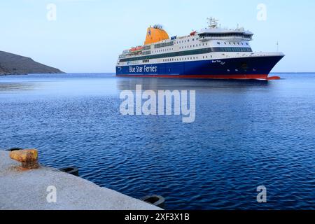 Blue Star Ferries navire le Patmos arrivant au port de Livadia, Tilos, îles du Dodécanèse, sud de la mer Égée, Grèce. Banque D'Images