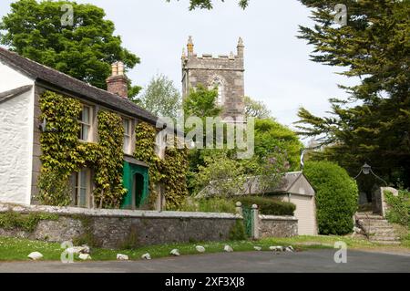 Chalets et église, Manaccan, le lézard, Cornouailles, Royaume-Uni - petit village en Cornouailles - chalet et église Banque D'Images