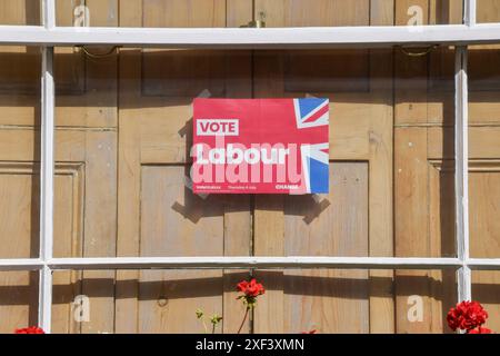 Londres, Royaume-Uni. 1er juillet 2024. Un panneau « vote Labour » est affiché dans la vitrine d'une maison d'habitation dans le centre de Londres avant les élections britanniques qui auront lieu le 4 juillet. Crédit : Vuk Valcic/Alamy Live News Banque D'Images