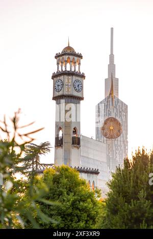 Batoumi, Géorgie - 12 JUIN 2024 : Chacha Tower est une tour de l'horloge située à Batoumi, Géorgie. Construite en 2012, la tour mesure 25 m de haut et compte quatre fontaines Banque D'Images