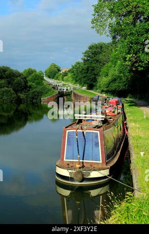 Bateau étroit sur le canal Kennet & Avon, vol de écluses de Caen Hill, Devizes, Wiltshire. Banque D'Images