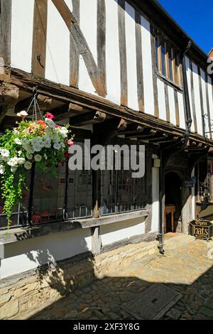 St John's Alley, bâtiments en bois du XVIe siècle avec briques et plâtre en remplissage, Devizes, Wiltshire. Banque D'Images