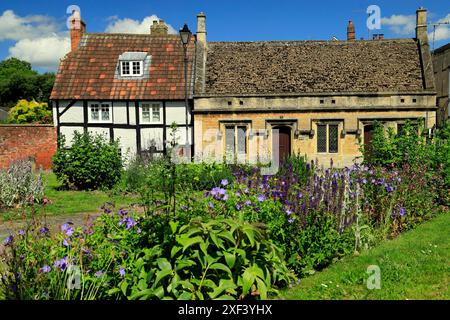 1 et 2, St John's Churchyard and Tower Lee, St John the Baptist Church yard, Devizes, Wiltshire. Banque D'Images