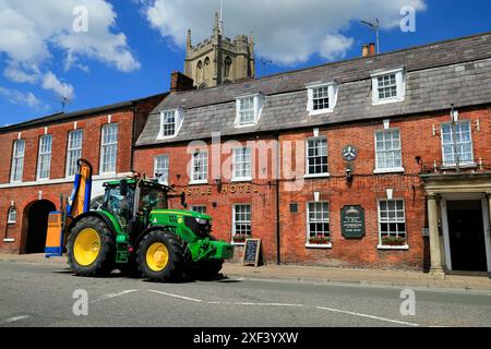 John Deer Tractor passant devant le Castle Hotel, Devizes, Wiltshire. Banque D'Images