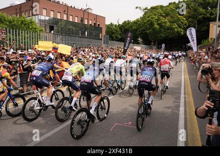 Piacenza, Italie. 01 juillet 2024. Départ de l'étape 3 du Tour de France de Piacenza à Turin à Viale Malta - Sport, cyclisme - Piacenza, Italie - lundi 1er juillet 2024 (photo Massimo Paolone/LaPresse) crédit : LaPresse/Alamy Live News Banque D'Images