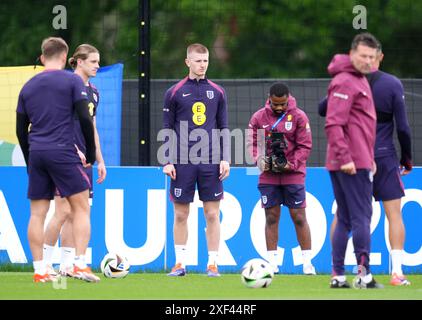 Adam Wharton (au centre), l'Angleterre, lors d'une séance d'entraînement au Spa & Golf Resort Weimarer Land à Blankenhain, en Allemagne. Date de la photo : lundi 1er juillet 2024. Banque D'Images