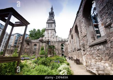 Angleterre, Londres, St Andrew's Gardens et l'église sur High Holborn Banque D'Images