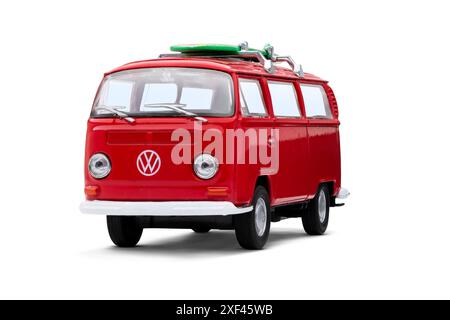 Izmir, Turquie - 4 juin 2024 : vue de face et de côté gauche d'une voiture miniature rouge Volkswagen Camper 1971 photographiée sur fond blanc, avec un sur Banque D'Images