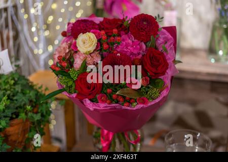 Bouquet festif dans un magasin de fleurs Banque D'Images