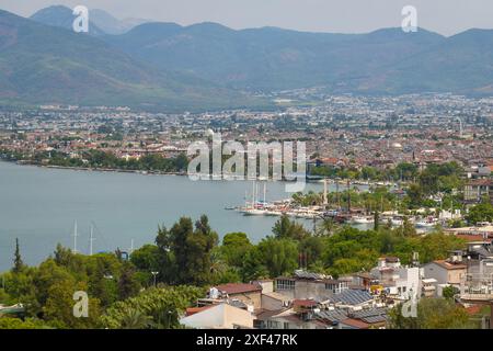 Turquie, Fethiye, vue sur la ville, port avec de nombreux yachts, belles montagnes. Banque D'Images