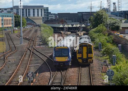 Trains ScotRail Class 158 et 170 approchant de la gare de Dundee, juin 2024 Banque D'Images