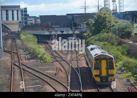 Trains ScotRail Class 158 et 170 approchant de la gare de Dundee, juin 2024 Banque D'Images