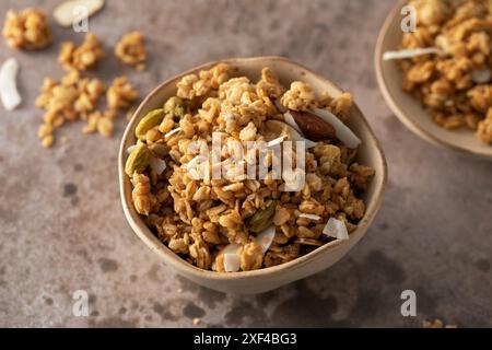 Granola maison croustillant avec des amandes tranchées dans un bol. Nourriture saine Banque D'Images