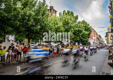 Turin, Italie. 01 juillet 2024. Le peloton de coureurs en action lors de l'étape 3 du Tour de France 2024, de plaisance, Italie à Turin, Italie (230, 5 km) le lundi 01 juillet 2024. La 111ème édition du Tour de France débute le samedi 29 juin et se termine à Nice le 21 juillet. BELGA PHOTO JASPER JACOBS crédit : Belga News Agency/Alamy Live News Banque D'Images