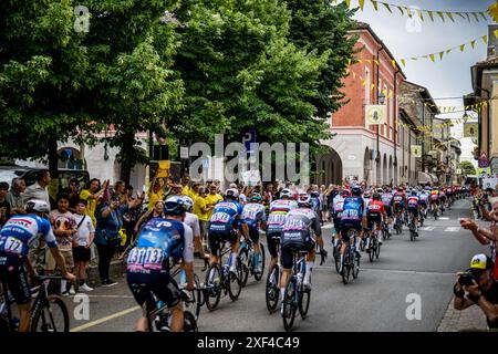 Turin, Italie. 01 juillet 2024. Le peloton de coureurs en action lors de l'étape 3 du Tour de France 2024, de plaisance, Italie à Turin, Italie (230, 5 km) le lundi 01 juillet 2024. La 111ème édition du Tour de France débute le samedi 29 juin et se termine à Nice le 21 juillet. BELGA PHOTO JASPER JACOBS crédit : Belga News Agency/Alamy Live News Banque D'Images