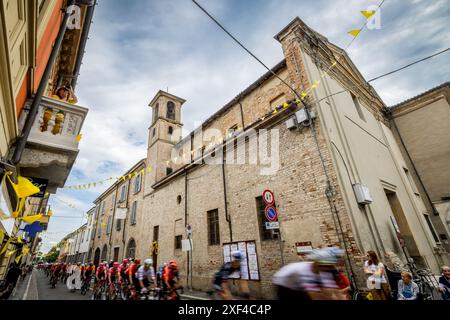 Turin, Italie. 01 juillet 2024. Le peloton de coureurs en action lors de l'étape 3 du Tour de France 2024, de plaisance, Italie à Turin, Italie (230, 5 km) le lundi 01 juillet 2024. La 111ème édition du Tour de France débute le samedi 29 juin et se termine à Nice le 21 juillet. BELGA PHOTO DAVID PINTENS crédit : Belga News Agency/Alamy Live News Banque D'Images