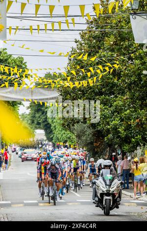 Turin, Italie. 01 juillet 2024. Le peloton de coureurs en action lors de l'étape 3 du Tour de France 2024, de plaisance, Italie à Turin, Italie (230, 5 km) le lundi 01 juillet 2024. La 111ème édition du Tour de France débute le samedi 29 juin et se termine à Nice le 21 juillet. BELGA PHOTO DAVID PINTENS crédit : Belga News Agency/Alamy Live News Banque D'Images