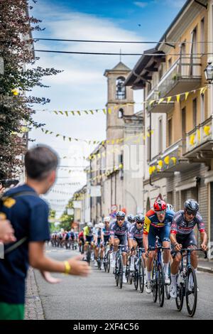 Turin, Italie. 01 juillet 2024. Le peloton de coureurs en action lors de l'étape 3 du Tour de France 2024, de plaisance, Italie à Turin, Italie (230, 5 km) le lundi 01 juillet 2024. La 111ème édition du Tour de France débute le samedi 29 juin et se termine à Nice le 21 juillet. BELGA PHOTO JASPER JACOBS crédit : Belga News Agency/Alamy Live News Banque D'Images
