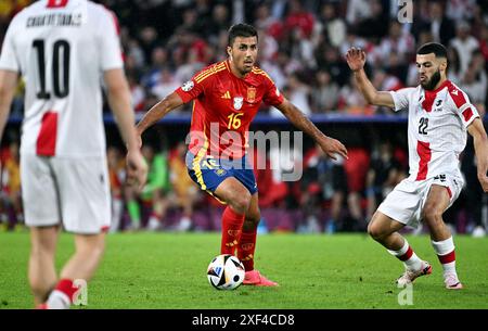 Fussball, Europameisterschaft, EURO 2024, Achtelfinale, Rhein-Energie Stadion Kšln : Spanien - Georgien 4:1 ; Rodri (SPA), Georges Mikautadze (GEO). Aktion Banque D'Images