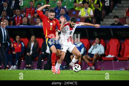 Fussball, Europameisterschaft, EURO 2024, Achtelfinale, Rhein-Energie Stadion Kšln : Spanien - Georgien 4:1;Dani Carvajal (SPA), Georges Mikautadze (GEO). Aktion Banque D'Images