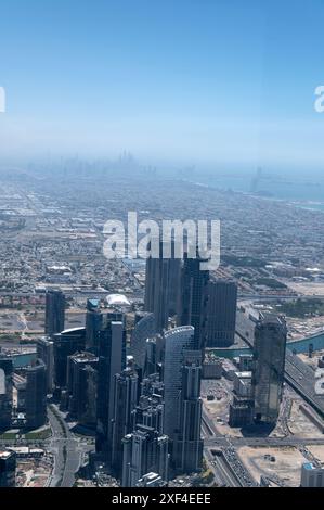 Vue lointaine depuis le Burj Khalifa, (le plus haut bâtiment du monde) recouvert d'une brume de chaleur est de l'un des monuments bien connus et célèbres de Dubaï, le Banque D'Images