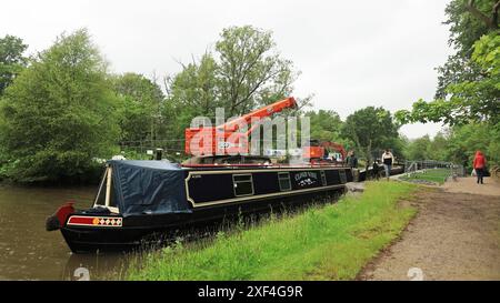 Après les réparations de l'écluse 7 sur le canal de Peak Forest au vol Marple, un bateau étroit existe l'écluse réparée le lendemain de la réouverture des écluses Banque D'Images