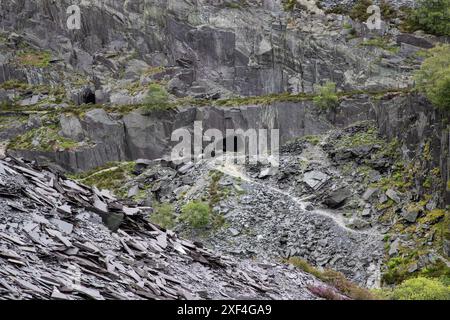 Deux des nombreuses grottes visibles dans les carrières d'ardoise maintenant abandonnées à Dinorwig près de Llanberis dans le nord du pays de Galles donnant accès aux réserves intérieures d'ardoise Banque D'Images