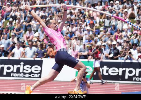 Angers, France. 01 juillet 2024. LAVILLENIE Renaud envol FINALE PERCHE HOMMES lors des Championnats de France d'athlétisme 2024 le 30 juin 2024 au stade du Lac de Maine à Angers. Photo de Laurent Lairys/ABACAPRESS. COM Credit : Abaca Press/Alamy Live News Banque D'Images