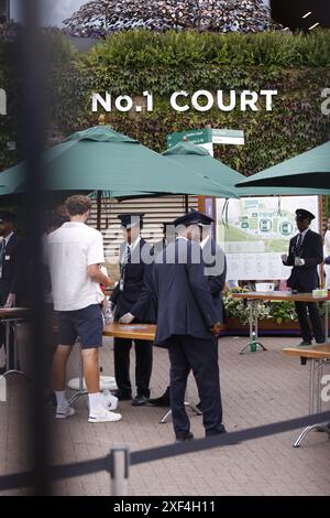 01 juillet 2024, Londres, Royaume-Uni les foules se rassemblent au début de Wimbledon 2024 - le jour d'ouverture de l'un des plus grands événements du monde du tennis a vu les foules affluer dans la banlieue londonienne qui est reprise une fois par an par l'événement. Banque D'Images