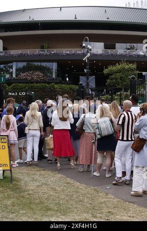 01 juillet 2024, Londres, Royaume-Uni les foules se rassemblent au début de Wimbledon 2024 - le jour d'ouverture de l'un des plus grands événements du monde du tennis a vu les foules affluer dans la banlieue londonienne qui est reprise une fois par an par l'événement. Banque D'Images